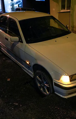 İstanbul'da yol çöktü! Araç çukura düştü