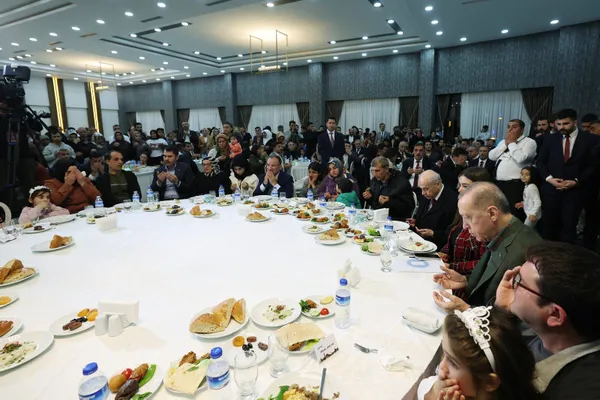 son-dakika-diyarbakirda-depremzedelerle-iftar-programi-baskan-recep-tayyip-erdogandan-teror-ittifakina-sert-so-1681494311294.jpg