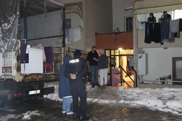 kocaelide-dehset-anlari-ayrilmak-icin-esyalarini-almaya-gelen-evli-sevgilisini-oldurerek-cesedini-rehin-aldi-1613416384958.jpg Kocaeli'de dehşet anları: Ayrılmak için eşyalarını almaya gelen evli sevgilisini öldürerek cesedini rehin aldı-6