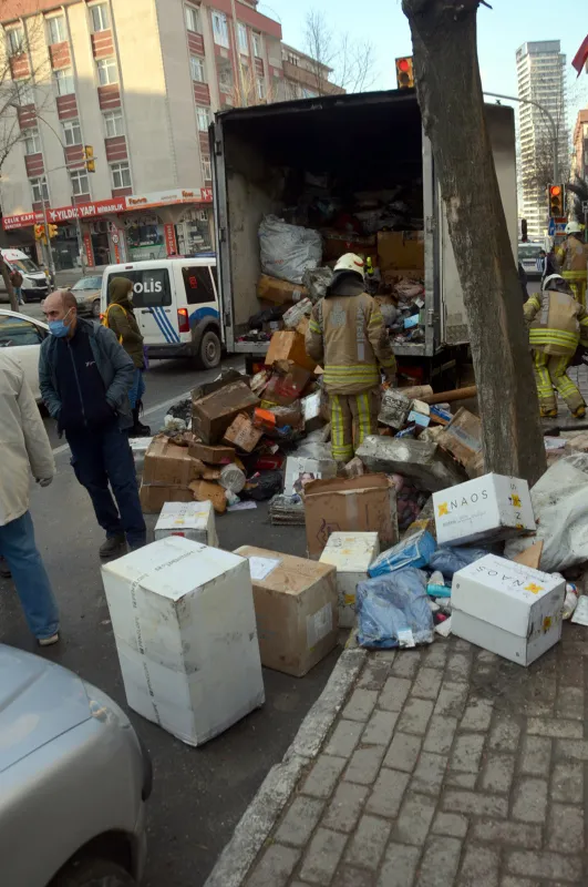 kargo-takip-yapiyorsaniz-bosuna-beklemeyin-istanbul-avcilarda-kamyonetteki-kargolar-yandi-1647329994474.jpg