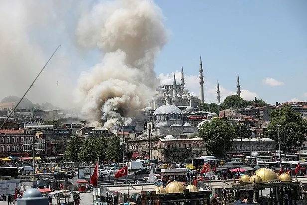 Son dakika: Fatih'te oyuncak deposunda yangın! Çevredeki binalara sıçradı-5