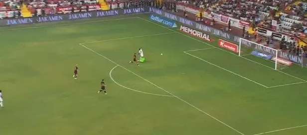 antalyaspor-galatasaray-macinda-penalti-dudugu-adriano-vurdu-muslera-cikardi-1659903396924.jpeg Antalyaspor - Galatasaray maçında penaltı düdüğü! Adriano vurdu Muslera çıkardı-2