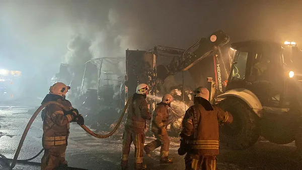 Son dakika: Sarıyer'de seyir halindeki tır alev aldı!-4