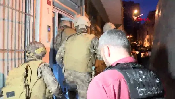 İstanbul'da 29 adrese uyuşturucu baskını! Polisi görünce uyuşturucu dolu poşeti pencereden aşağı attı! Gözaltılar var
