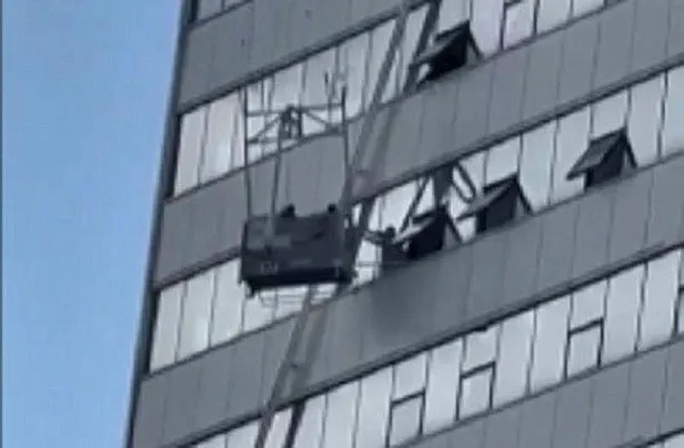 izmirde-korku-dolu-anlar-halat-koptu-havada-asili-kaldilar-1681922825451.jpeg İzmir'de korku dolu anlar: Halat koptu havada asılı kaldılar-1