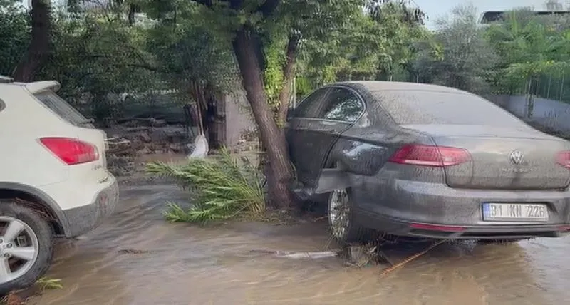 Hatay’da heyelanın kapattığı otoyolda ulaşım durdu. (İHA)