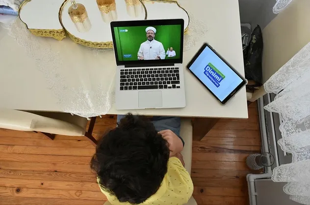 Çocuklar uzaktan eğitim ile Kur'an-ı Kerim öğreniyor! Diyanet TV üzerinden  "Yaz Kur'an Kursları" başladı