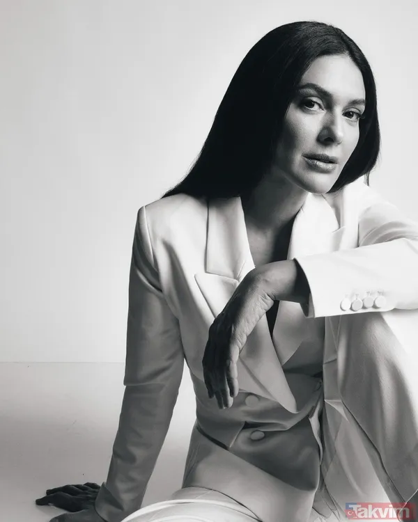 Bergüzar Korel, 2009 Senesinde Binbir Gece Dizisinde Başrolü Paylaştığı Meslektaşı Halit Ergenç İle Nikah Masasına Oturdu.