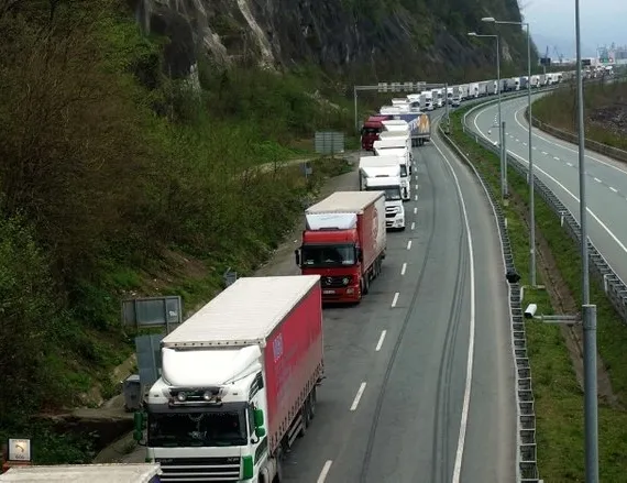 Tır kuyruğu 20 kilometreyi aştı!