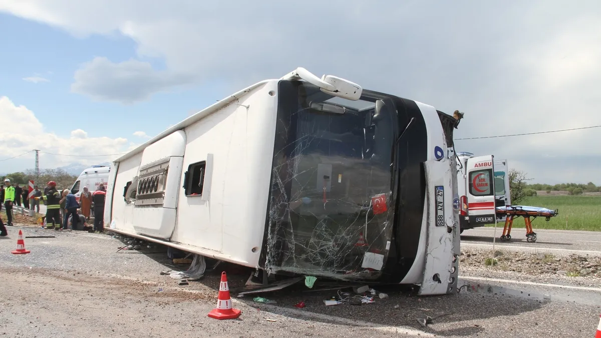 Konya'da yolcu otobüsü devrildi: 13 yaralı