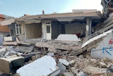 Kendi evinden sağ çıktı, ailesini kurtarmak için girdiği evin enkazında kalarak hayatını kaybetti