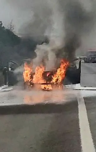 Son dakika: TEM Otoyolu’nda seyir halindeki otomobil alev alev yandı!