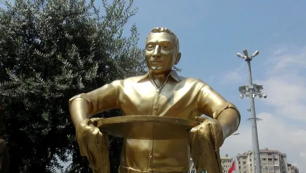 Hatay'daki 'Künefeci Adam' heykeline yeni tepsi-5