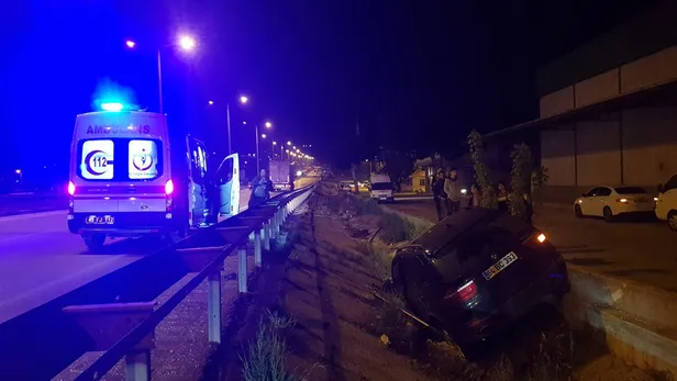 Manisa'da korkunç kaza! Araç bariyerin üzerinde süreklenip su kanalına düştü-4