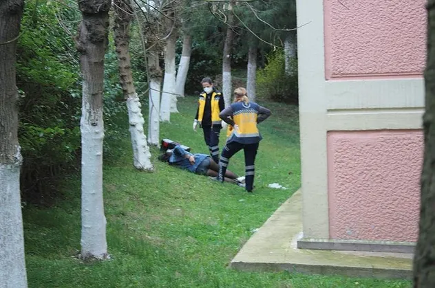 Fuhuş operasyonunda polisten kaçmaya çalışan yabancı uyruklu kadın apartmanın üçüncü kat penceresinden atladı