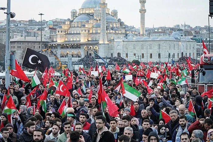 1704169250385.jpeg İstanbul'da tarihi yürüyüş! Dünya basını manşetten duyurdu-4