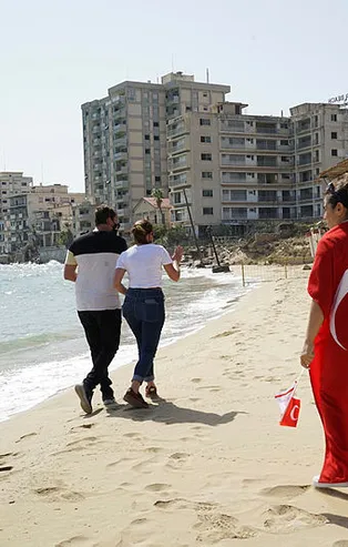 Tarihi Kapalı Maraş kararı sonrası gözyaşlarına hakim olamadı! KKTC halkından Türkiye'ye teşekkür