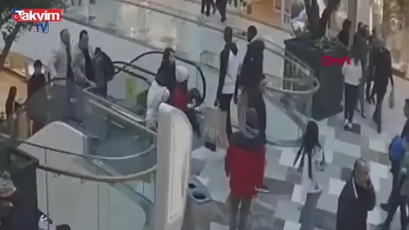 Ünlü futbolcu Djilobodji’ye AVM’de saldırı girişimi: Silah çekti, şemsiye fırlattı | VİDEO