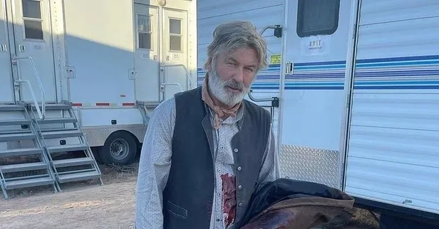 Alec Baldwin, film çekimi sırasında silahını ateşledi! Görüntü yönetmeni can verdi...