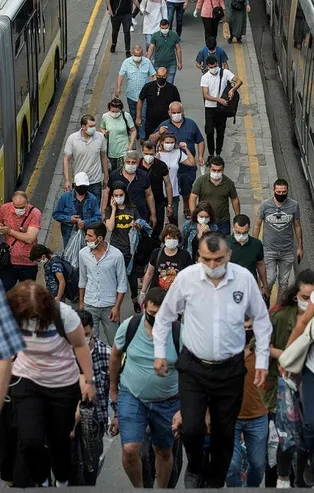 İstanbul'daki toplu taşıma araçlarında endişe yaratan yoğunluk