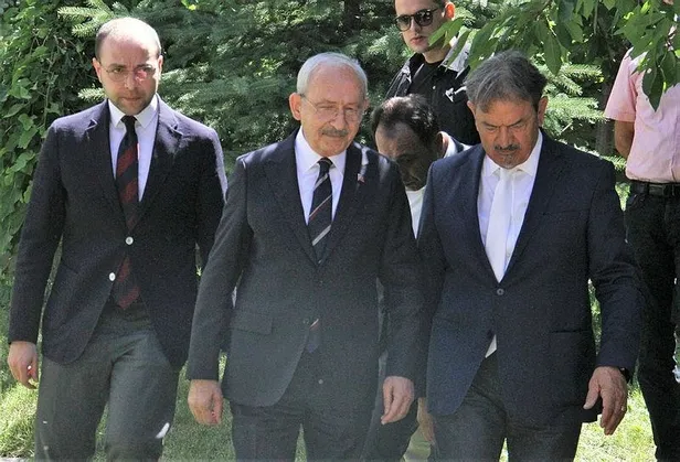 bu-ne-yaman-celiski-gecen-hafta-fetoculeri-agirlayan-kemal-kilicdaroglu-balyoz-magduru-deniz-kutluku-ziyaret-e-1657103181790.jpeg Kılıçdaroğlu tüm tuşlara basıyor! Önce FETÖ'cüler sonra 'Balyoz' mağduru Deniz Kutluk şimdi de 28 Şubat mağduru Sultan Kara...-4