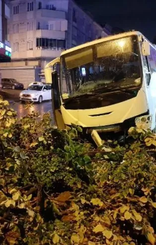 Esenyurt'ta feci kaza! Servis midibüsü kaldırımdaki ağaca çarparak durabildi: 1 ölü