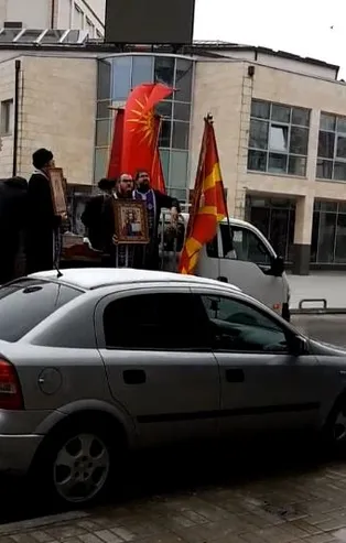 Avrupa'da papazlar Kovid-19'a karşı sokağa indi!