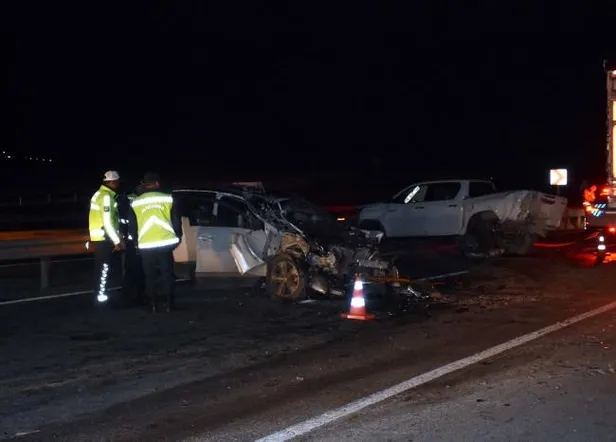 kirikkale-baliseyhde-3-arac-birbirine-girdi-1-olu-biri-cocuk-4-yarali-1670277561133.jpeg Kırıkkale Balışeyh'de 3 araç birbirine girdi! 1 ölü, biri çocuk 4 yaralı-2