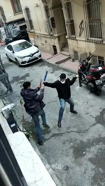 SON DAKİKA: Beyoğlu'nda dehşet anları: Boğazından bıçaklayıp kaçtı-2