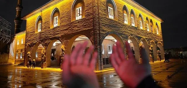 Regaip Kandili'nde Kadir Suresi okunuşu - Regaip Kandili Kadir Suresi duası tesfiri-1