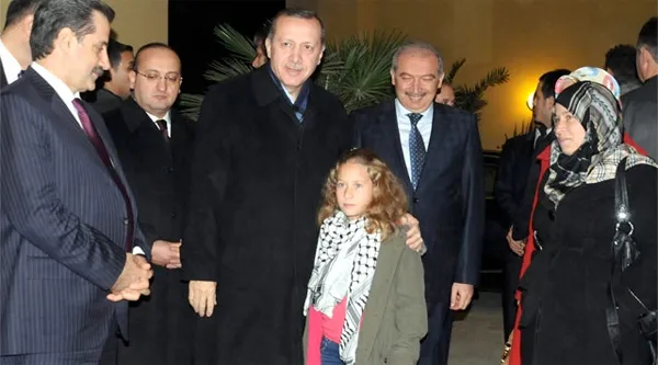 İsrail askerlerine tekme atan kız gözaltında-3