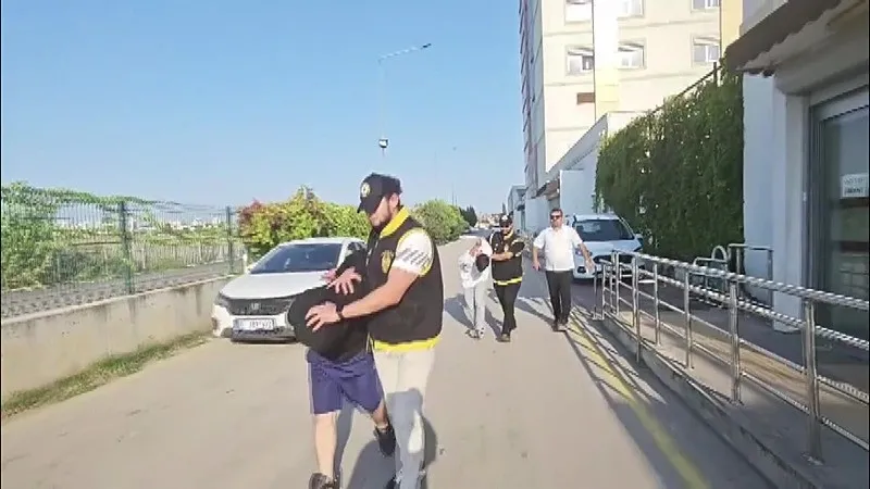 adanada-ev-arkadaslarini-bicaklayan-supheliler-evde-kilitli-kalinca-yakalandi-1787644046740.jpeg Adana'da ev arkadaşlarını bıçaklayan şüpheliler evde kilitli kalınca yakalandı-2