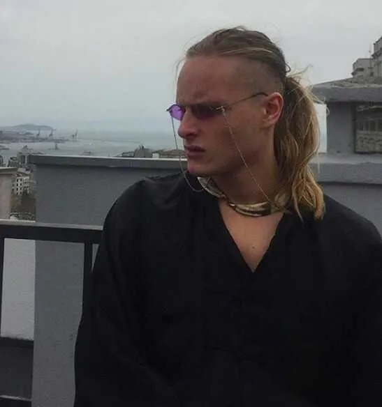 bennu-geredenin-oglu-dilan-sevgilisi-laura-shakimova-ile-goruntu-vermemek-icin-kirk-takla-atti-cicekcilere-500-1659212764751.jpeg Bennu Gerede'nin oğlu Dilan sevgilisi Laura Shakimova ile görüntü vermemek için kırk takla attı! Çiçekçilere 500 TL verip...-7