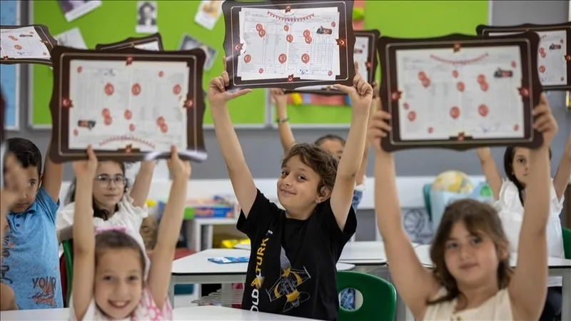 baskan-erdogandan-karne-gunu-mesaji-evlatlarimiza-aileleriyle-ve-arkadaslariyla-keyifli-bir-yaz-tatili-diliyor-1750411616365.jpeg Öğrenciler yaz tatiline girdi... Başkan Erdoğan'dan "karne günü" mesajı-3