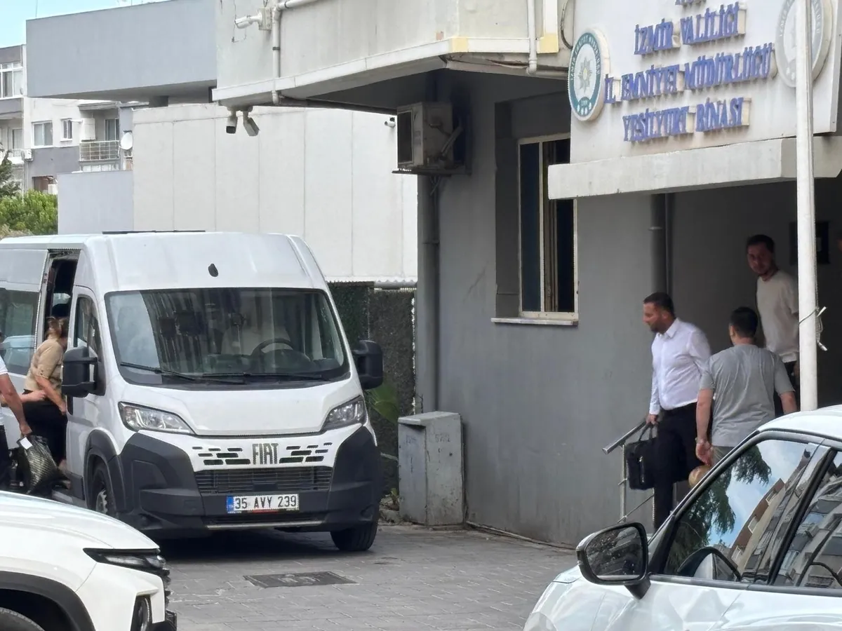 seferihisar-belediyesindeki-imar-ve-rusvet-operasyonunda-5-kisi-tutuklandi-1781923122818.jpeg CHP'li Seferihisar Belediyesi'ndeki imar ve rüşvet operasyonunda başkan yardımcısı dahil 5 kişi tutuklandı-3
