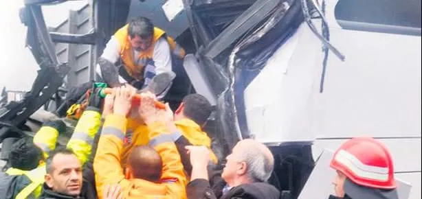 Zincirleme kaza: 3 ölü, 26 yaralı