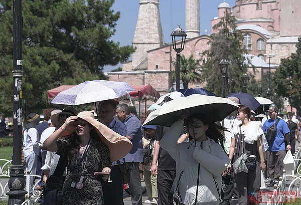 İstanbul'da sıcaklık 31 dereceyi gördü: Kimi şemsiyesine sığındı kimi gömleğine... - 6