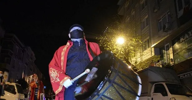 İstanbul’da ramazan davulcuları maske takarak mesaiye başladı