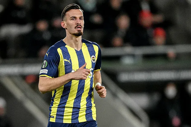 Fenerbahçe taraftarı Augsburglu olacak! Mergim Berisha'nın transfer detayları ortaya çıktı