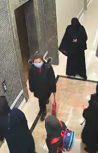 Hırsızlık için çarşaflara gizlendiler! Polis tek tek yakaladı