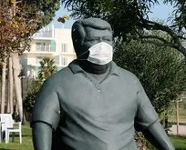 Özal’ın heykeline maske takıldı