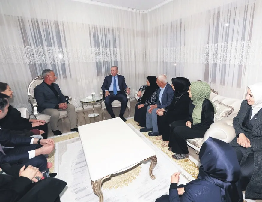 Başkan Erdoğan depremzede aileyi evlerinde ziyaret etti