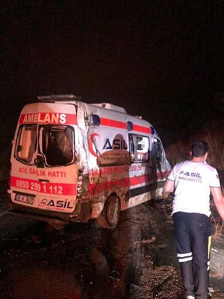 balikesirde-hasta-tasiyan-ambulans-devrildi-3u-saglik-gorevlisi-4-yarali-1622498744492.jpeg
