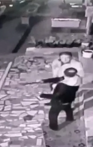 Madde bağımlısı adam mahalleliyi bezdirdi