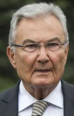 Deniz Baykal Türkiye'ye döndü