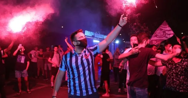 Adana Demirspor ikinciliğe yükseldi, sosyal mesafe unutuldu