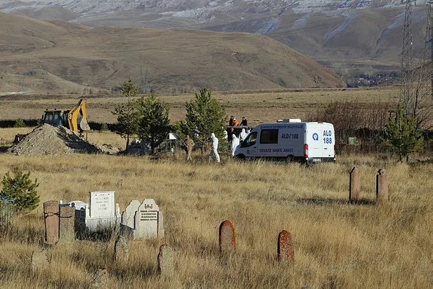 antalyada-siyanur-zehirlenmesi-nedeniyle-olen-aile-erzurumda-topraga-verildi-1573396546892.jpg Antalya'da siyanür zehirlenmesi nedeniyle ölen aile Erzurum'da toprağa verildi-2