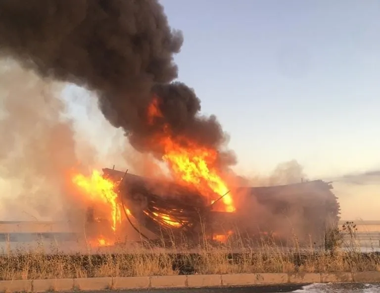 Boru yüklü kamyon alevlere teslim oldu