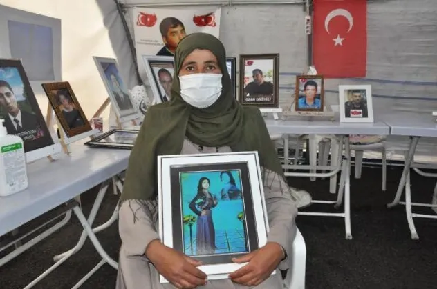 Kızı dağa kaçırılan Suriyeli anne HDP binasından yaka paça dışarı atıldı!