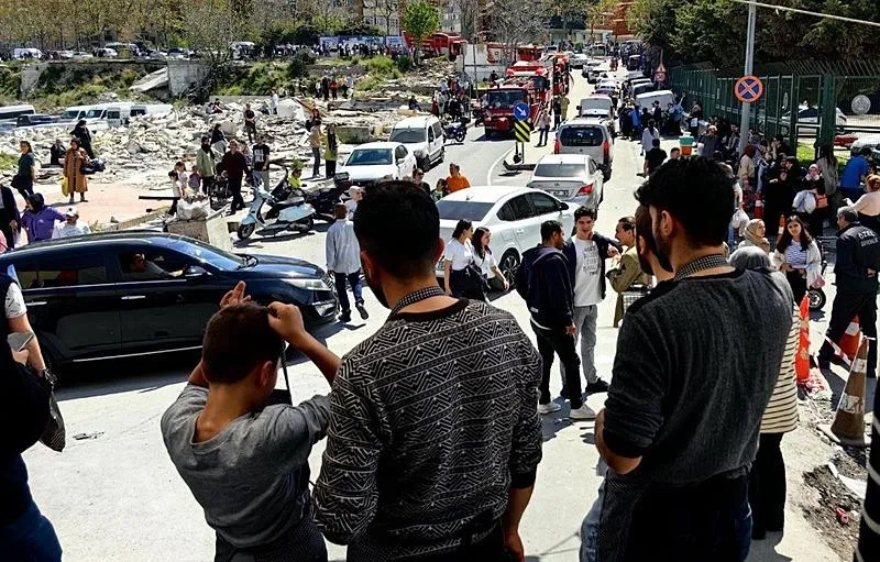 Bakırköy Halk Pazarı'nda bomba paniği! Yankesicilik yaparken yakalanan zanlı "bomba var" diye bağırdı-3